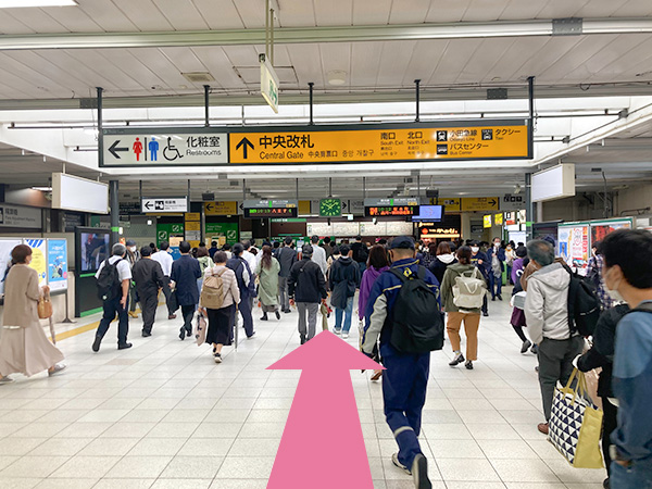 JR町田駅の中央改札を出ます。