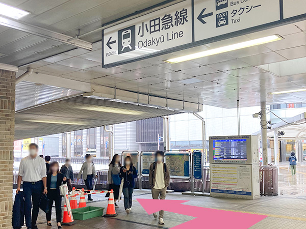 「←小田急線」の標識に従い、左折します。