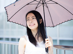 うなじは露出する機会が多い部位なので、1年を通じて日焼け対策をしましょう