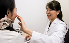 町田マリアクリニックでは、医師の診断のもとであなたに合ったにきび・にきび跡治療をお届けします。